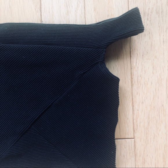 Guess Off the Shoulder Crop Top - Picture 4 of 6